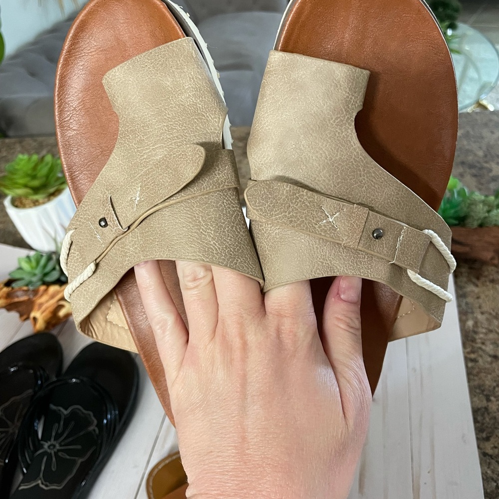 Three Pairs! Sandal and Flip Flop Bundle. Gap, Michelle D Shoes - Picture 7 of 11